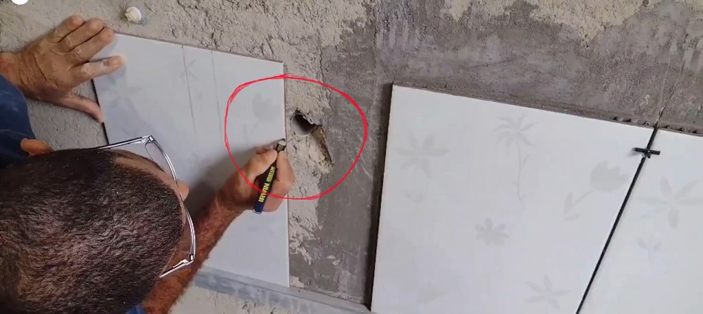 Fazendo a marcação na outra lateral da serâmica para fazer o furo na cerâmica 