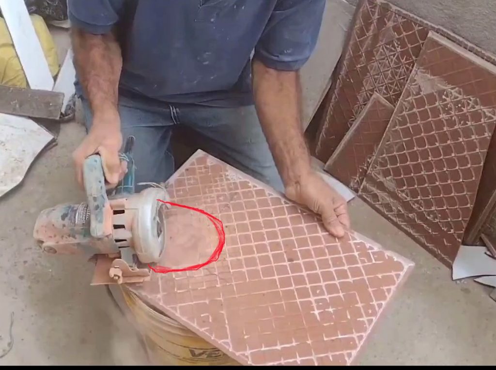 Raspando o verso da cerâmica com a Makita 