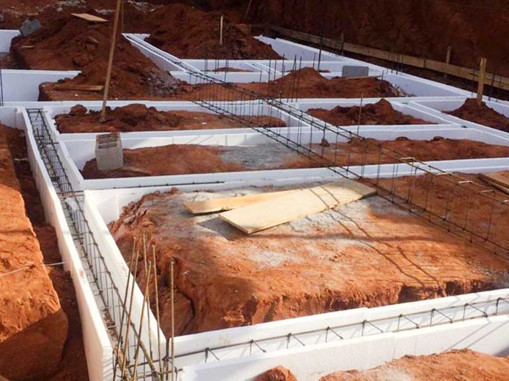 Fundação de concreto estruturado em construção civil, pronta para recebimento de paredes e laje, garantindo estabilidade e durabilidade na obra.